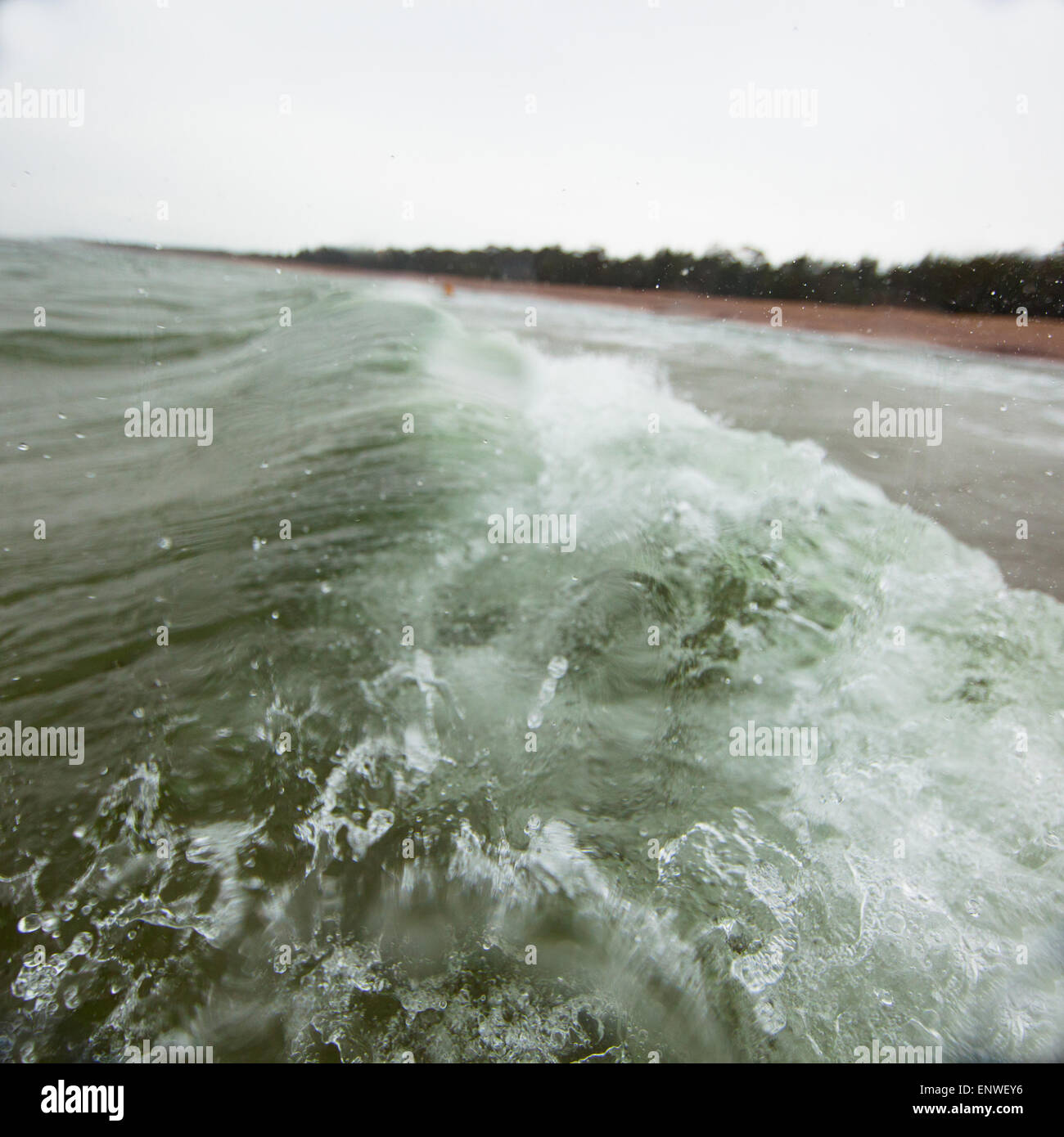 Strand und stürmischer See an einem kalten Tag in Hanko, Finnland Stockfoto