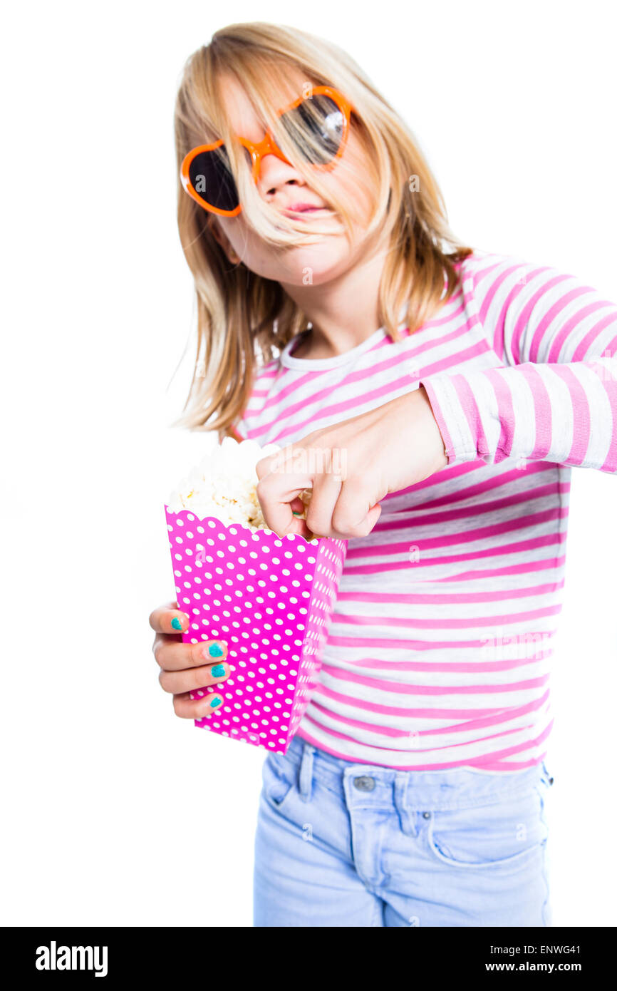 Mädchen essen Popcorn aus einem rosa Container mit Herz-Form-Sonnenbrille Stockfoto