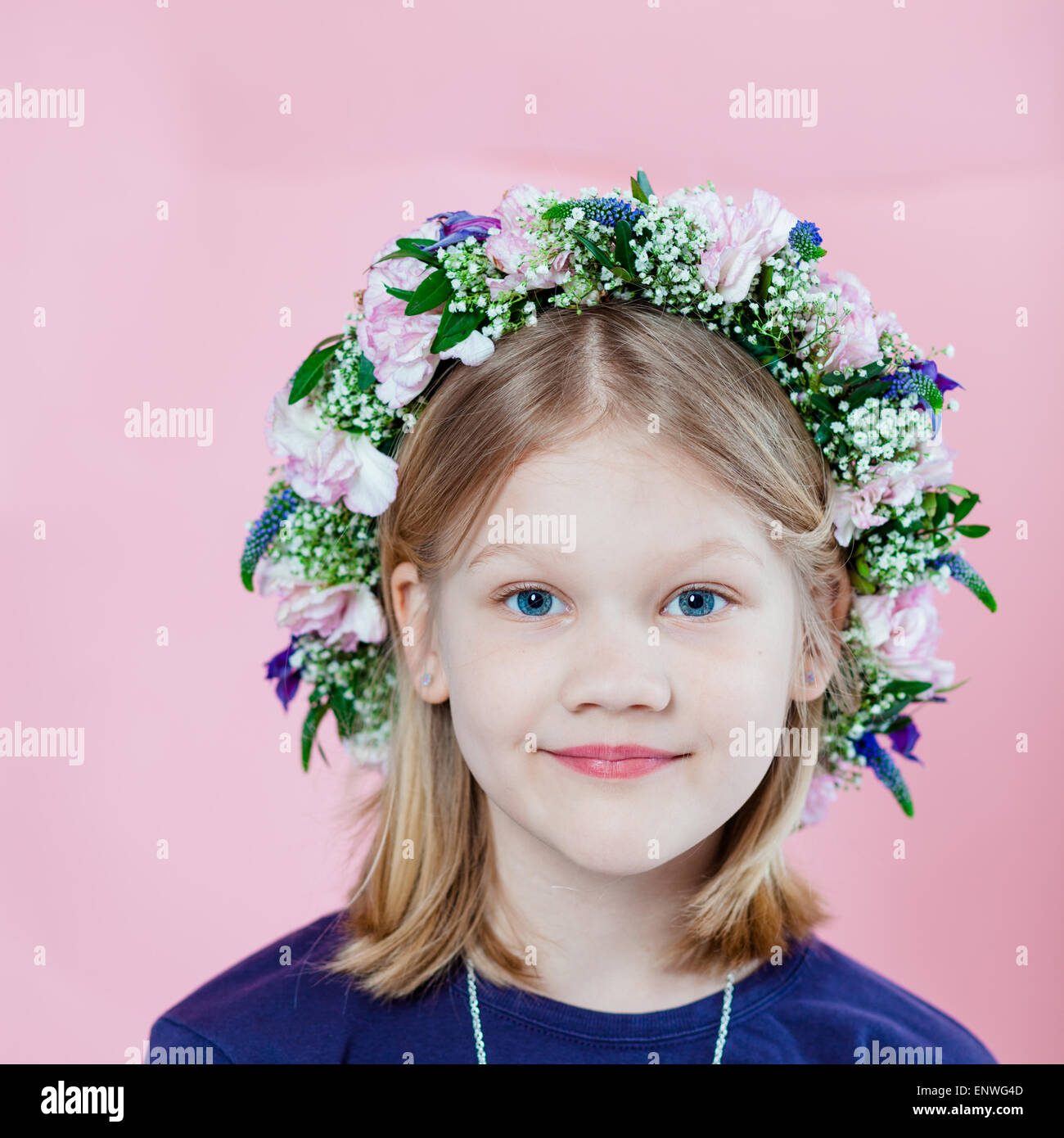 Porträt eines süßen kleinen Mädchens mit einer Blumengirlande auf ihr Haar Stockfoto