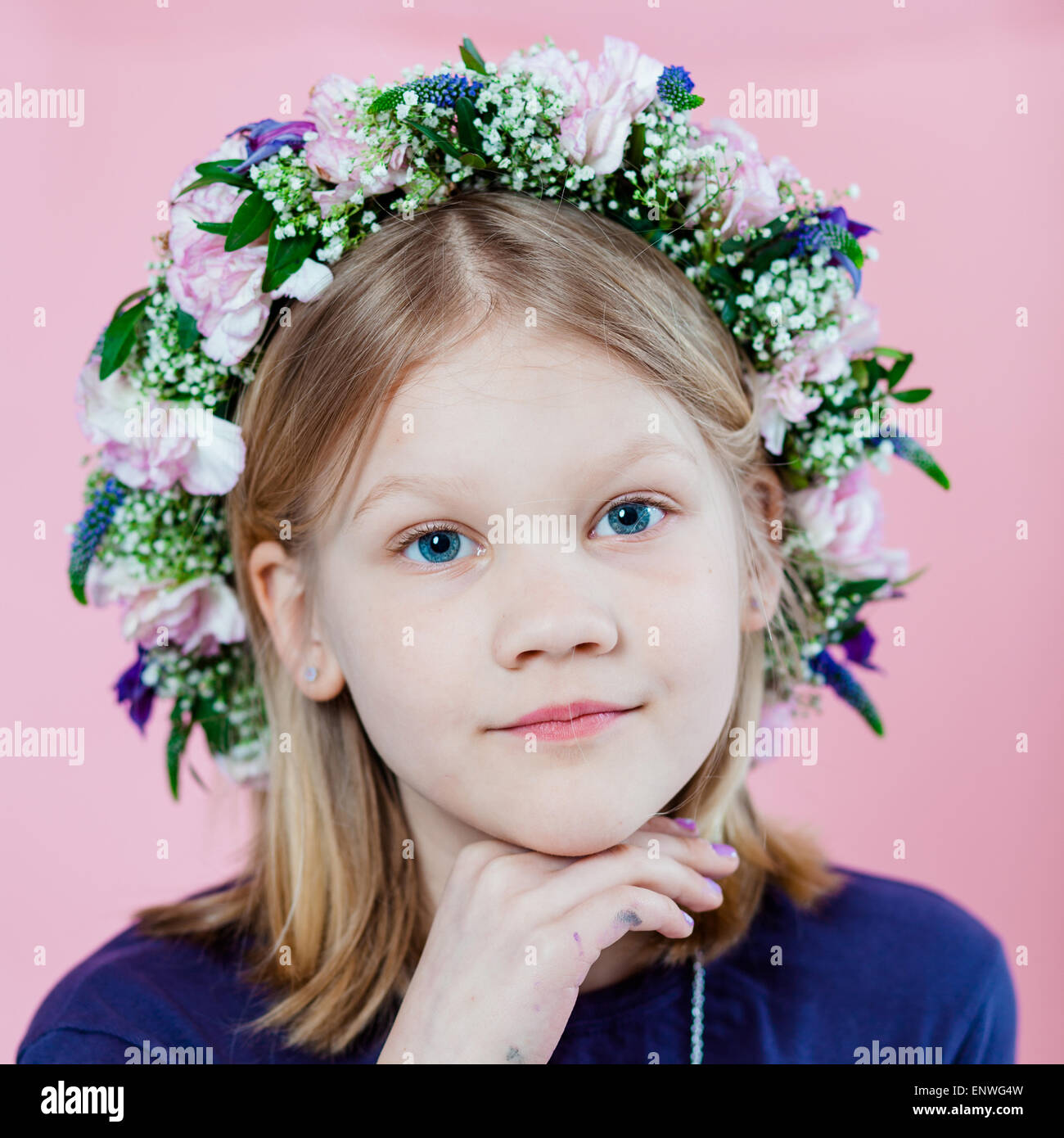 Porträt von einem netten Mädchen mit einer Blumengirlande auf ihr Haar Stockfoto