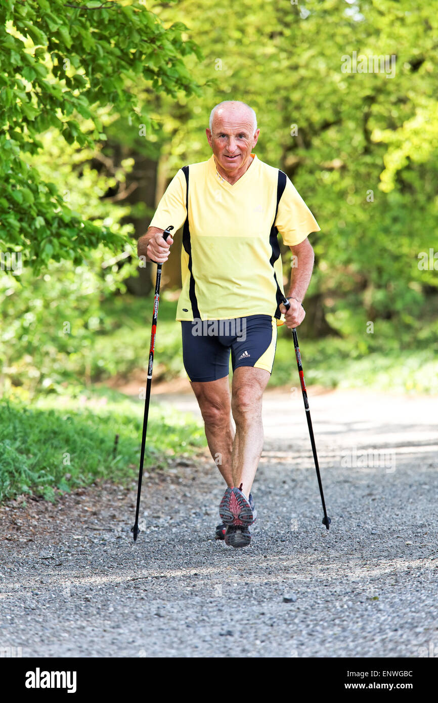 Senior Training für Fitness Walking mit Nordic Stockfoto