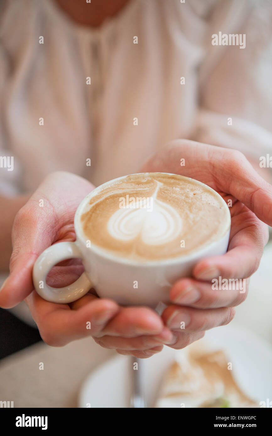 Tasse Kaffee mit Milch und ein Herz Stockfoto