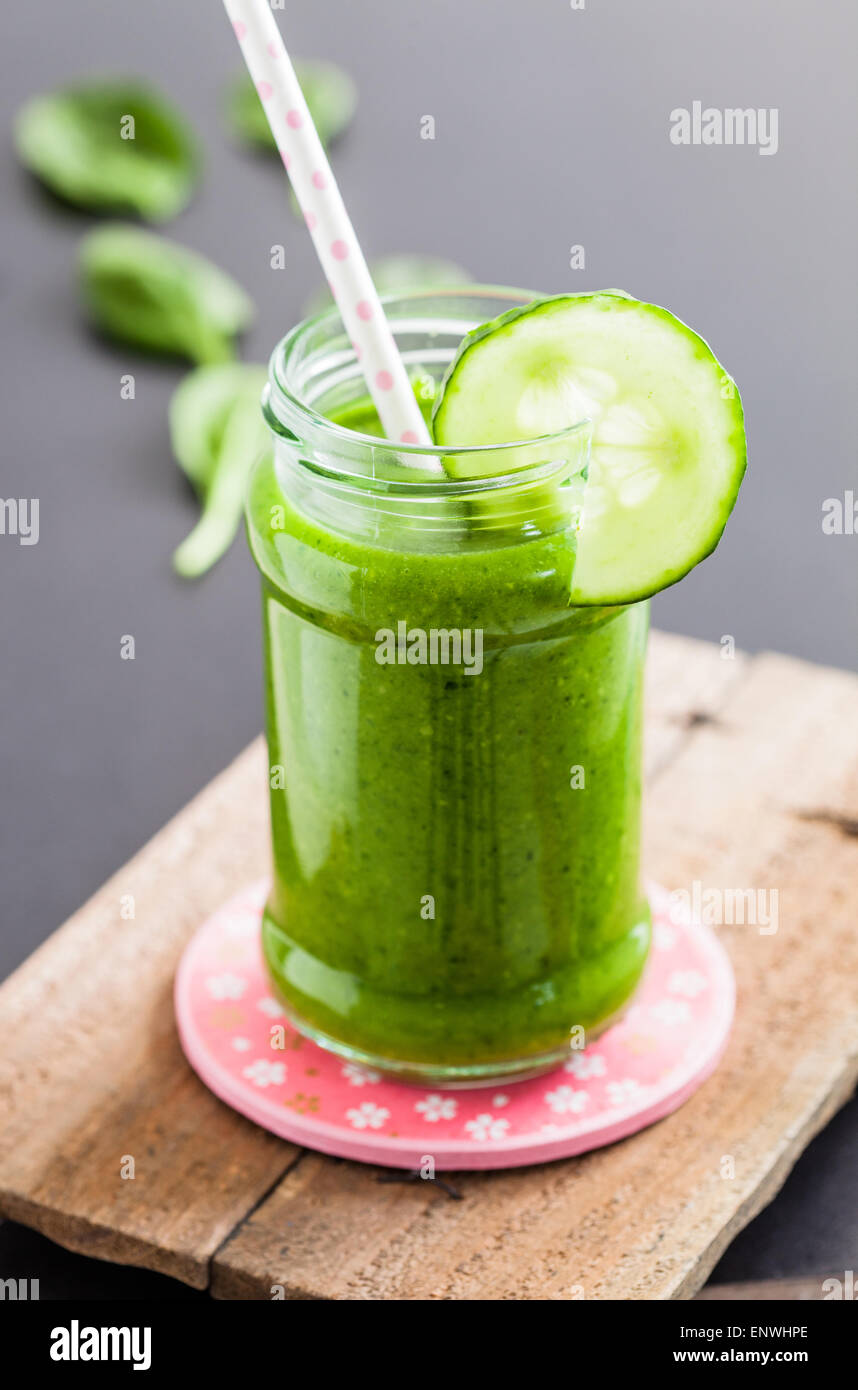 Glas von frischen und gesunden grünen smoothie Stockfoto