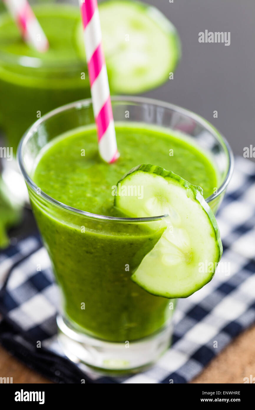 Glas von frischen und gesunden grünen smoothie Stockfoto