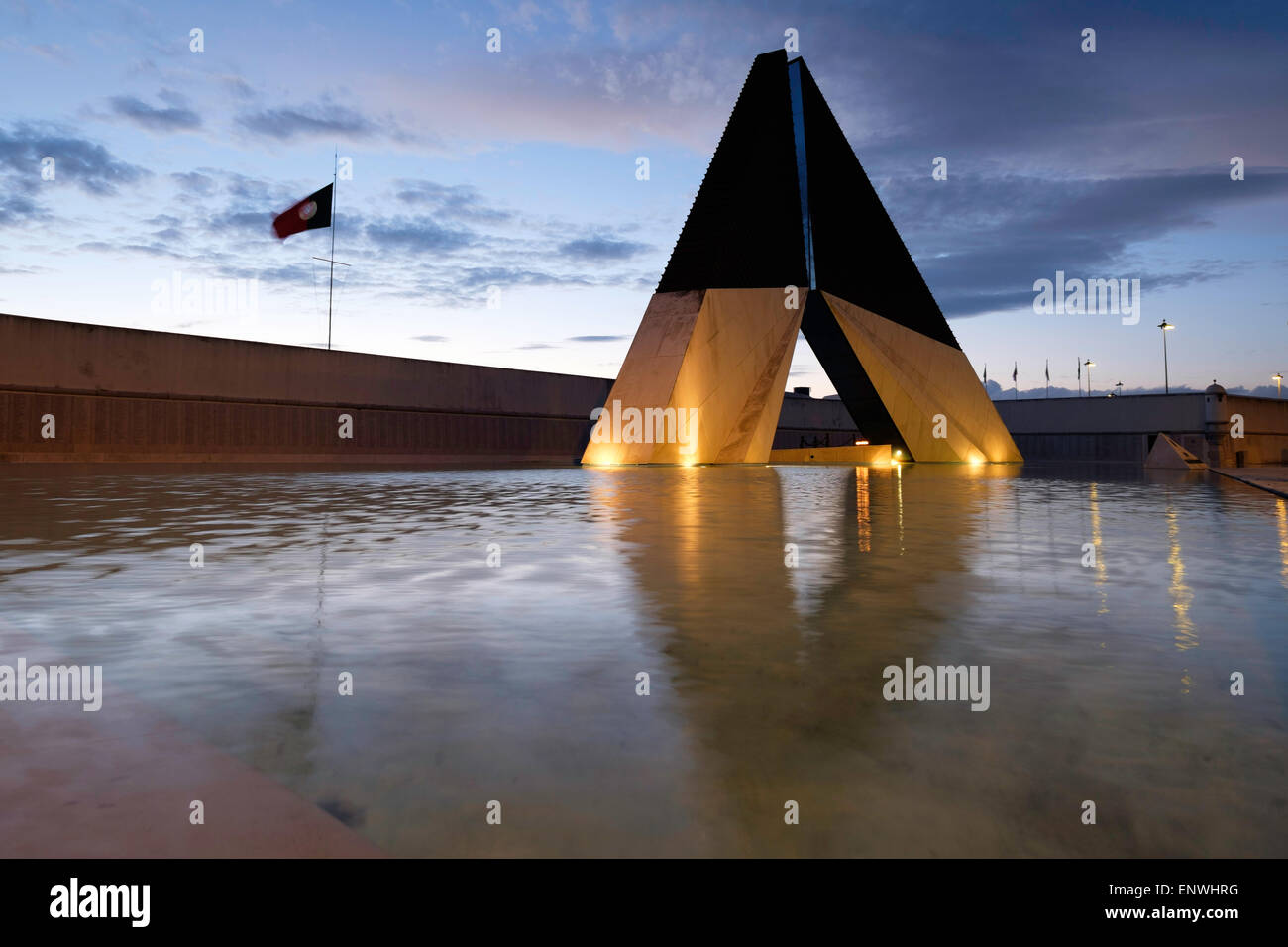 Das Monumento Combatentes (Denkmal für die portugiesischen Soldaten), Ultramar, Lissabon, Portugal in der Abenddämmerung. Stockfoto
