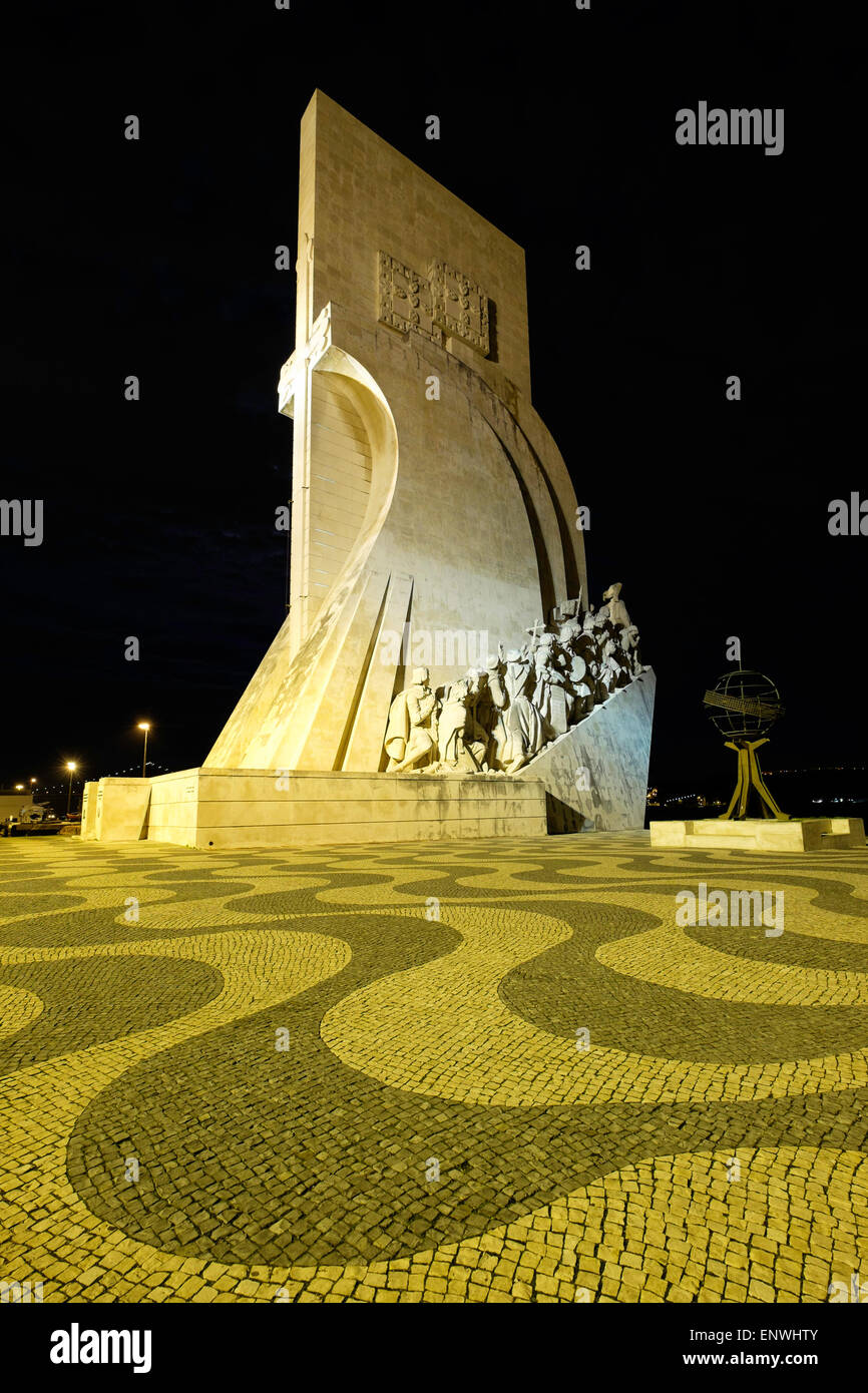 Das Denkmal der Entdeckungen, Padrão Dos Descobrimentos bei Nacht, Belem, Lissabon, Portugal Stockfoto