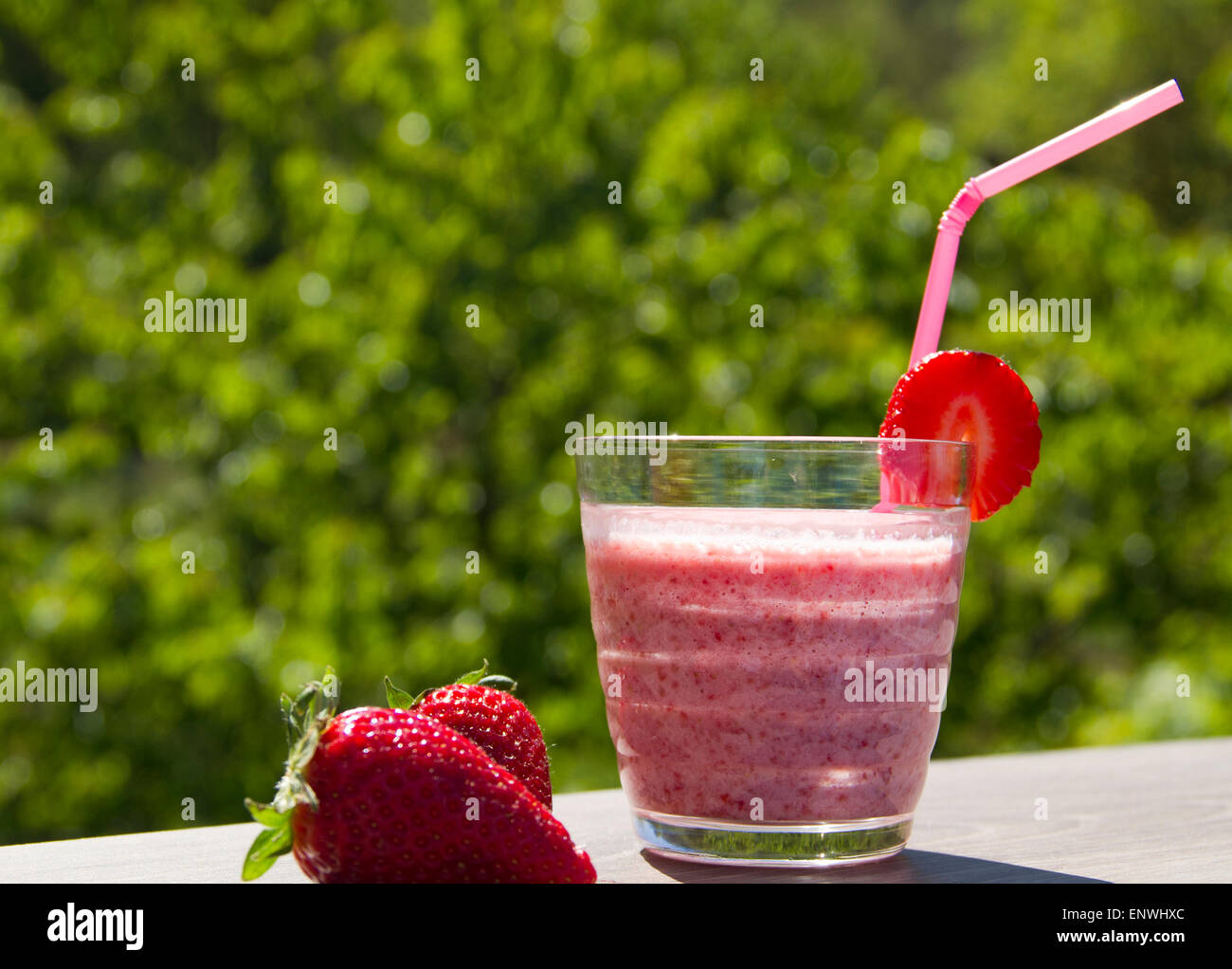 Foto von Erdbeer Smoothie mit frischen Erdbeeren Stockfoto