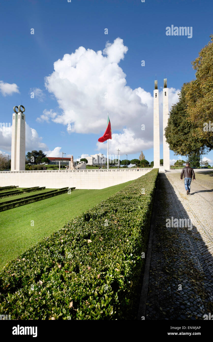 Ein Mann geht in Richtung der April 25-Denkmal, Edward VII Park, Lissabon, Portugal Stockfoto