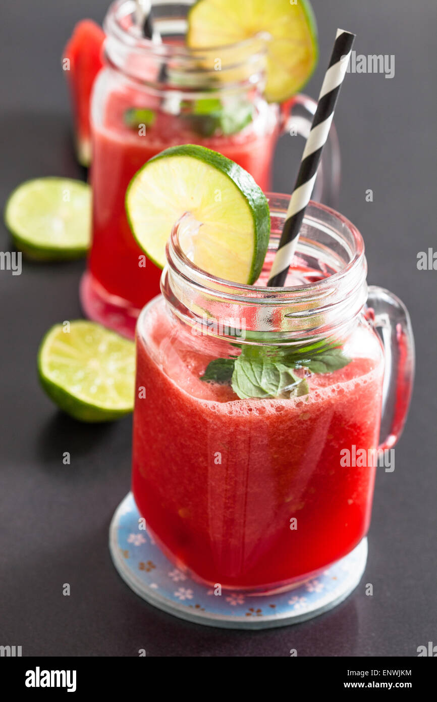 Lecker und erfrischend Wassermelone und Kalk trinken Stockfoto