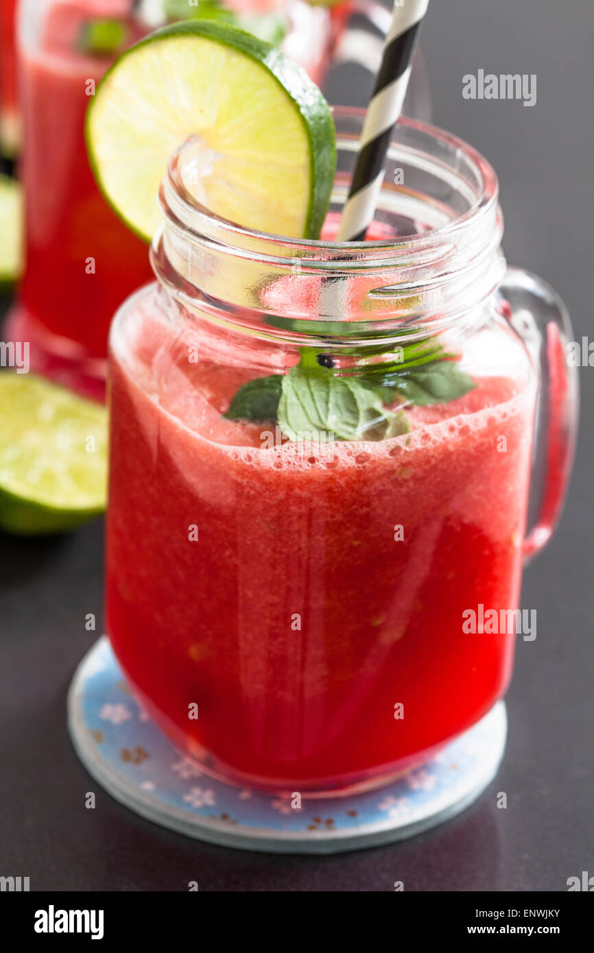 Lecker und erfrischend Wassermelone und Kalk trinken mit Minze Stockfoto