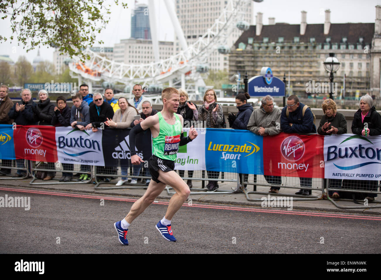 Virgin London Marathon 2015 Aleksey Reunkov Russland mit dem London Eye im Hintergrund Stockfoto