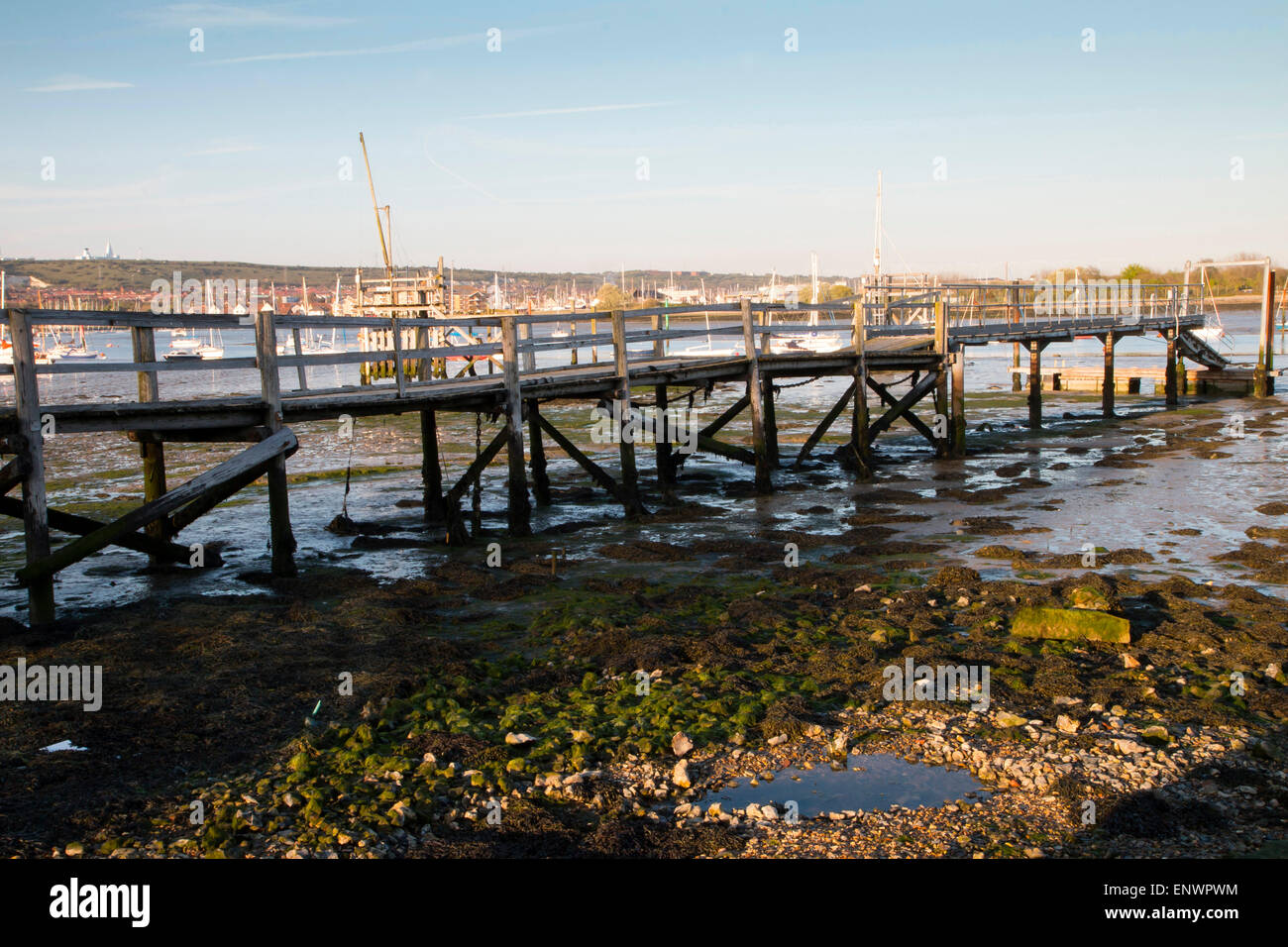 Fußgängerbrücke in der Nähe von Portchester Castle, Hampshire, England Stockfoto