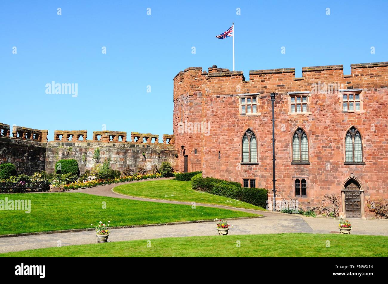 Ansicht des Schlosses Sandstein mit britischer Flagge an der Spitze, Shrewsbury, Shropshire, England, Vereinigtes Königreich, West-Europa. Stockfoto