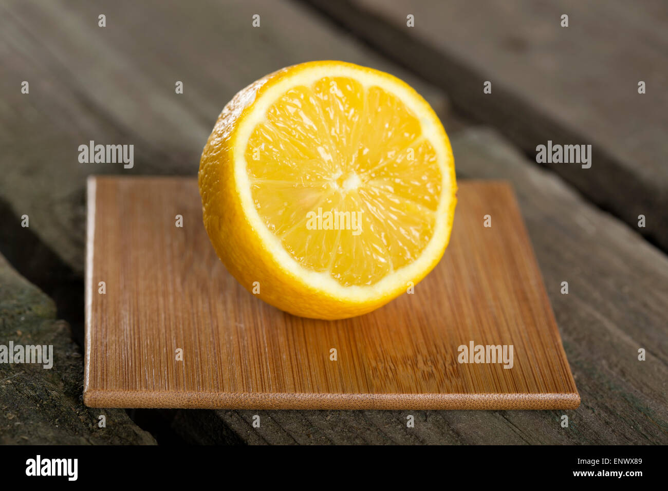 Halber Schnitt Scheiben frischen Zitrone auf Holz Hintergrund Stockfoto