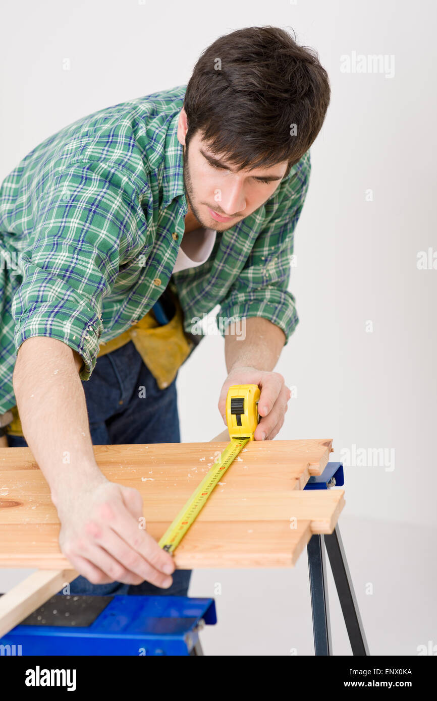 Heimwerken - Handwerker bereiten Holzboden Stockfoto