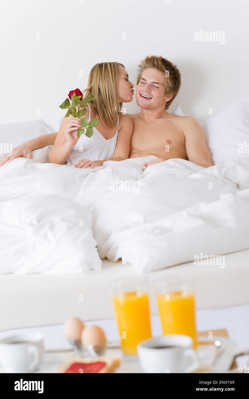 Luxus Hotel-Flitterwochen-Frühstück - paar im Bett Stockfoto