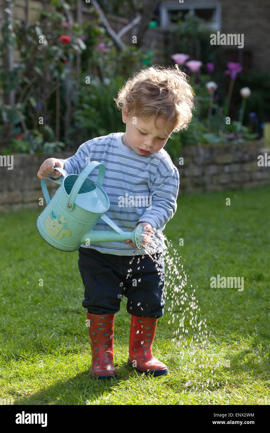 London, UK. 11. Mai 2015. UK-Wetter. Bild zeigt 18 Monate alte Dexter Gilbert seine Eltern Gartenbewässerung im Südwesten von London, England auf dem Weg zu ungewöhnlich heißes Wetter in diesem Frühjahr haben wird. Buchmacher sind bietet Chancen im Mai dieses Jahres zu den heißesten jemals aufgenommen, als eine "tropischen kontinentalen Luftmassen" fegt über den Süden Teilen des Vereinigten Königreichs wird heißer als Portugal. Bildnachweis: Jeff Gilbert/Alamy Live-Nachrichten Stockfoto