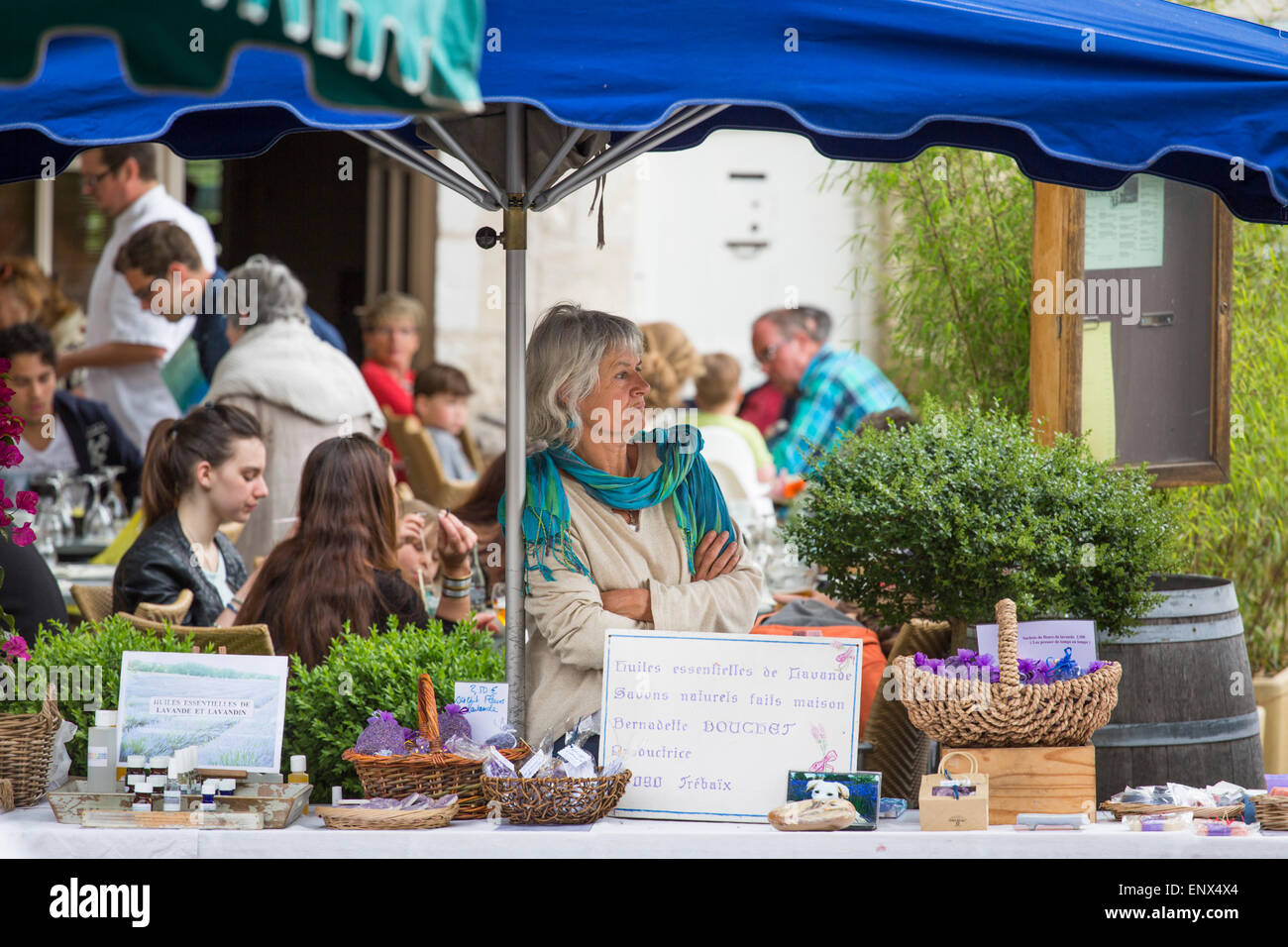Frau, Verkauf von Naturprodukten auf dem Sonntagsmarkt von Montcuq, Midi-Pyrénées, Frankreich Stockfoto