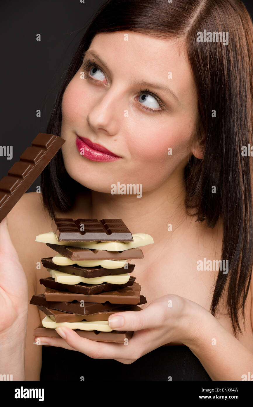 Schokolade - Porträt gesunde Frau genießen Süßigkeiten Stockfoto