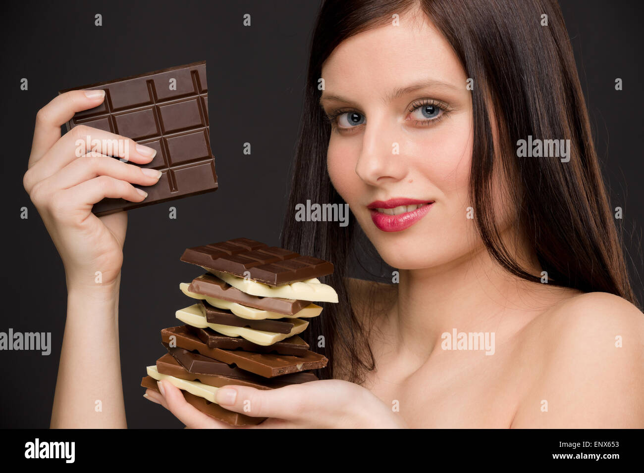 Schokolade - Porträt gesunde Frau genießen Süßigkeiten Stockfoto