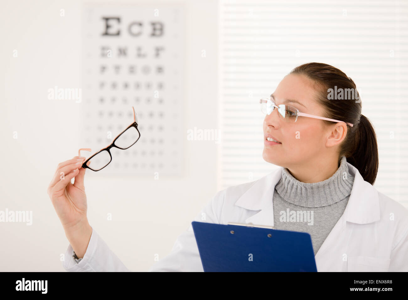 Optiker Arzt Frau mit Brille und Auge Diagramm Stockfoto