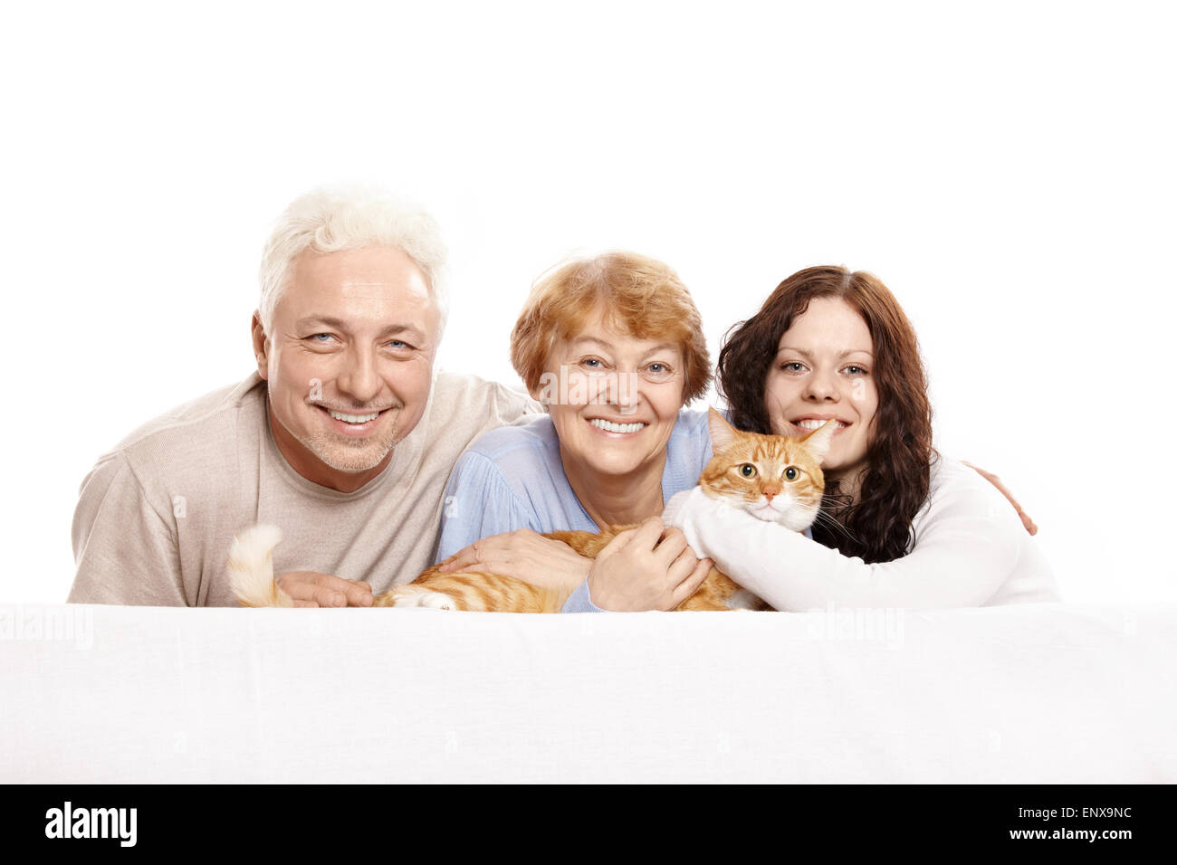 Glückliche Familie zusammen mit einer Katze auf einem weißen Hintergrund Stockfoto