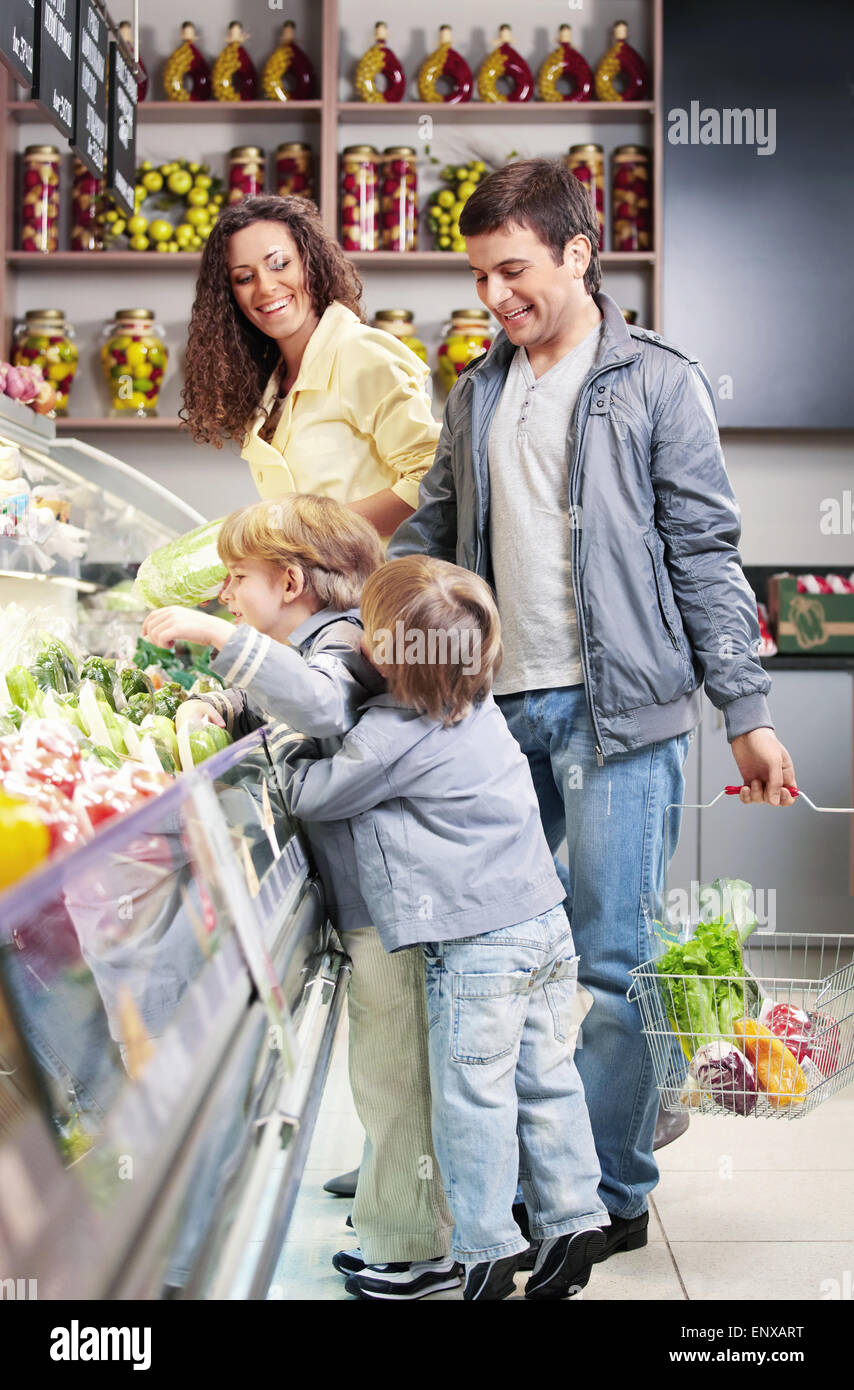 Die Familie mit Kindern wählt Produkte im shop Stockfoto