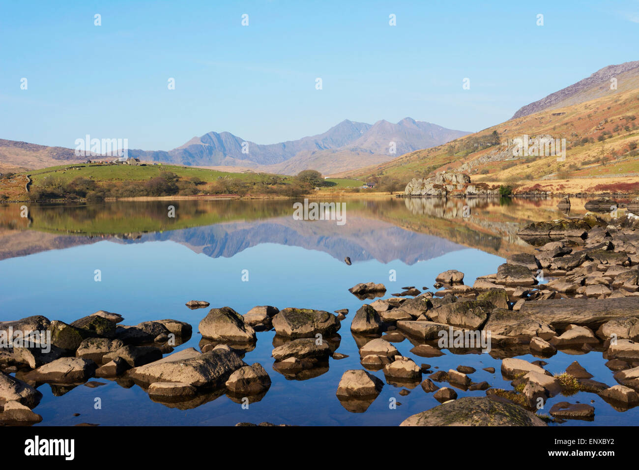 Llynnau Mymbr bei Capel Curig im Snowdonia National Park mit Snowdon Horseshoe in der Ferne. Stockfoto