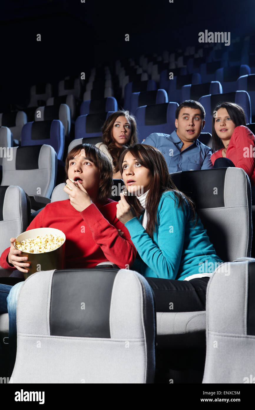 Gruppe junger Leute schauen einen Film im Kino Stockfoto