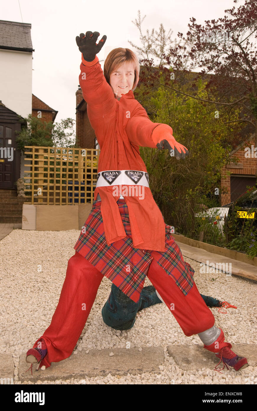 Vogelscheuche erinnert an den Film der Teufel trägt Prada mit SNP Führer Nicola Sturgeon in der Hauptrolle, Frensham Vogelscheuche... Stockfoto