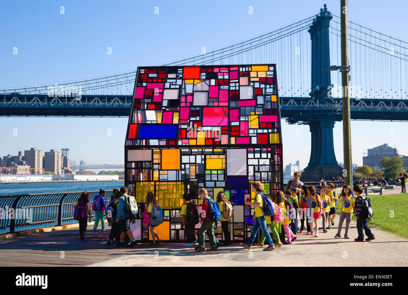 USA, New York State, New York City, NYC, Brooklyn Bridge Park, Schulkinder im bunten Plexiglas House genannt Kolonihavehus Bildhauers Tom Fruin unter die Manhattan Bridge über den East River. Stockfoto