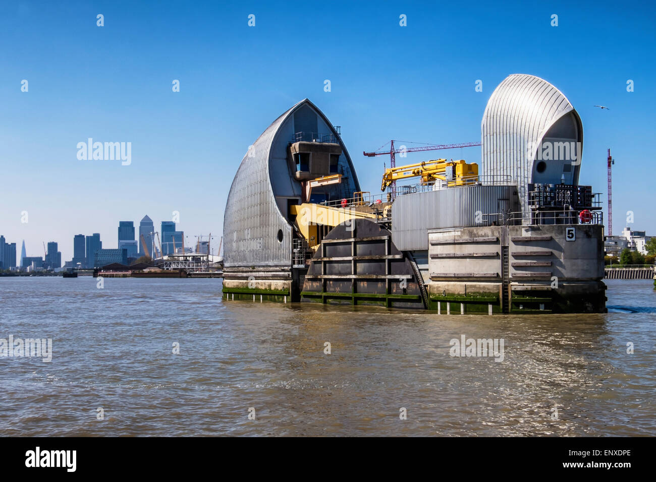 Einzigen Fluss Thames Barrier Hochwasserabwehr schützt die Hauptstadt vor Überschwemmungen durch Hochwasser und Sturm Überspannungen, London, UK Stockfoto