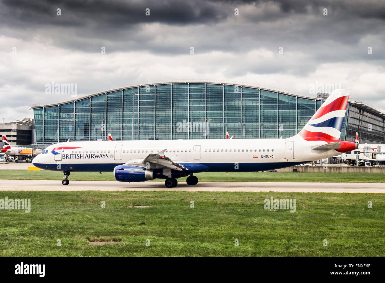 London Heathrow Airport Terminal 5 Exterieur und British-Airways-Maschine auf der Piste Stockfoto