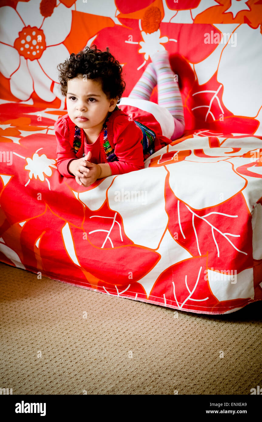 Porträt eines Kindes im Alter von 3 Jahren, die auf dem Sofa liegt. Stockfoto