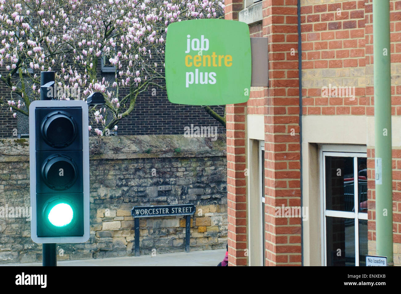 Job-Center Plus-Zeichen mit Ampel vor ihm. Stockfoto