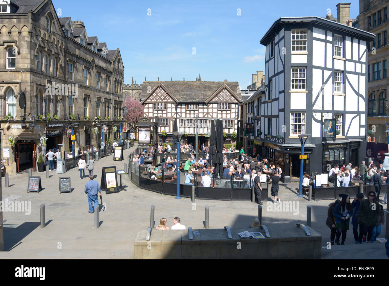 Shambles Square in Manchester. Die alte Wellington Inn und Sinclaires Oyster Bar wurden von ihrem ursprünglichen Speicherort 1999 zog. Stockfoto