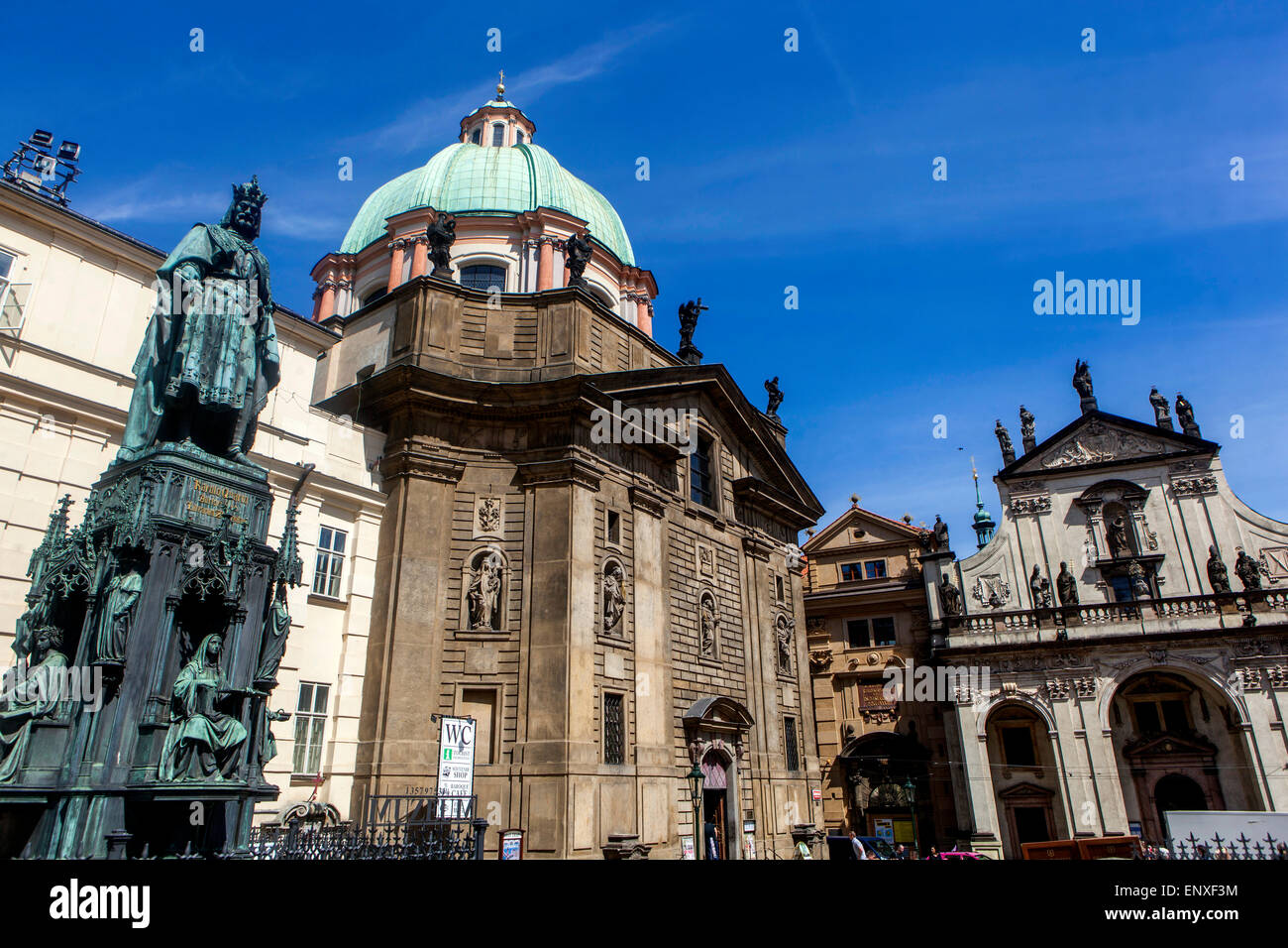 Statue Karl IV. Auf dem Kreuzritterplatz Prag Stockfoto