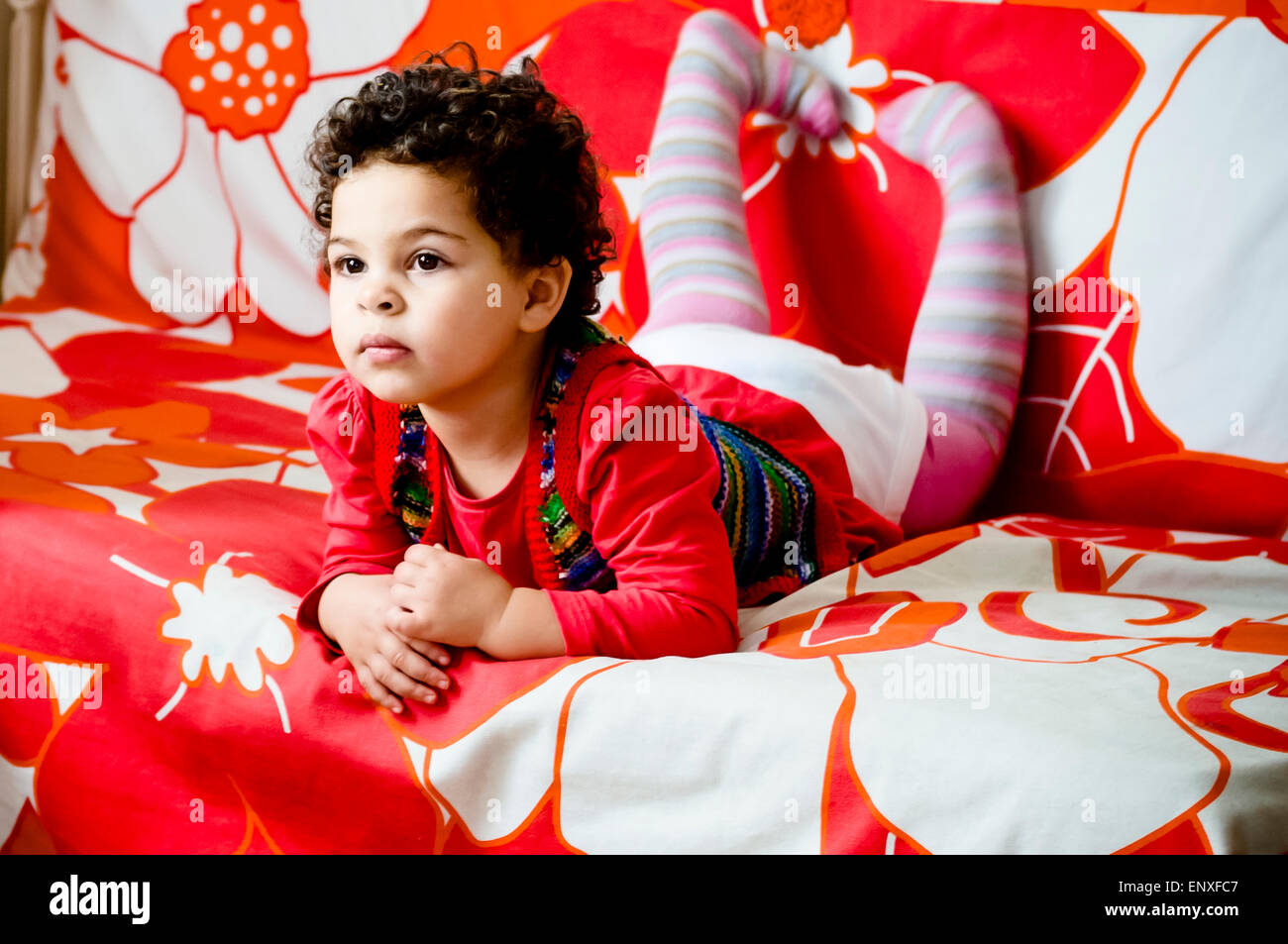 Porträt eines Kindes im Alter von 3 Jahren, die auf dem Sofa liegt. Stockfoto