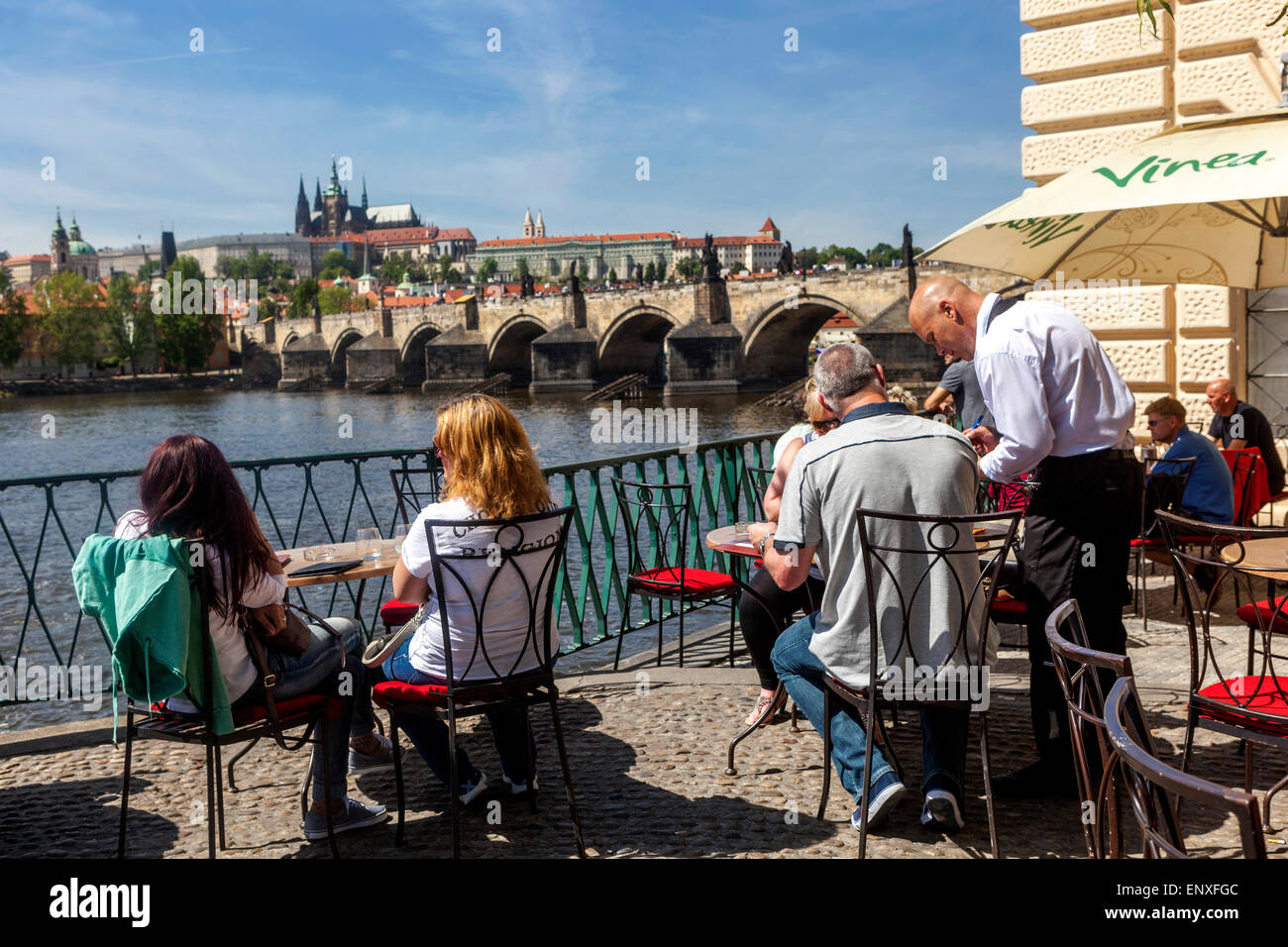 Prag restaurant Menschen Touristen Prag Panorama der Prager Burg Karlsbrücke Moldau Stockfoto