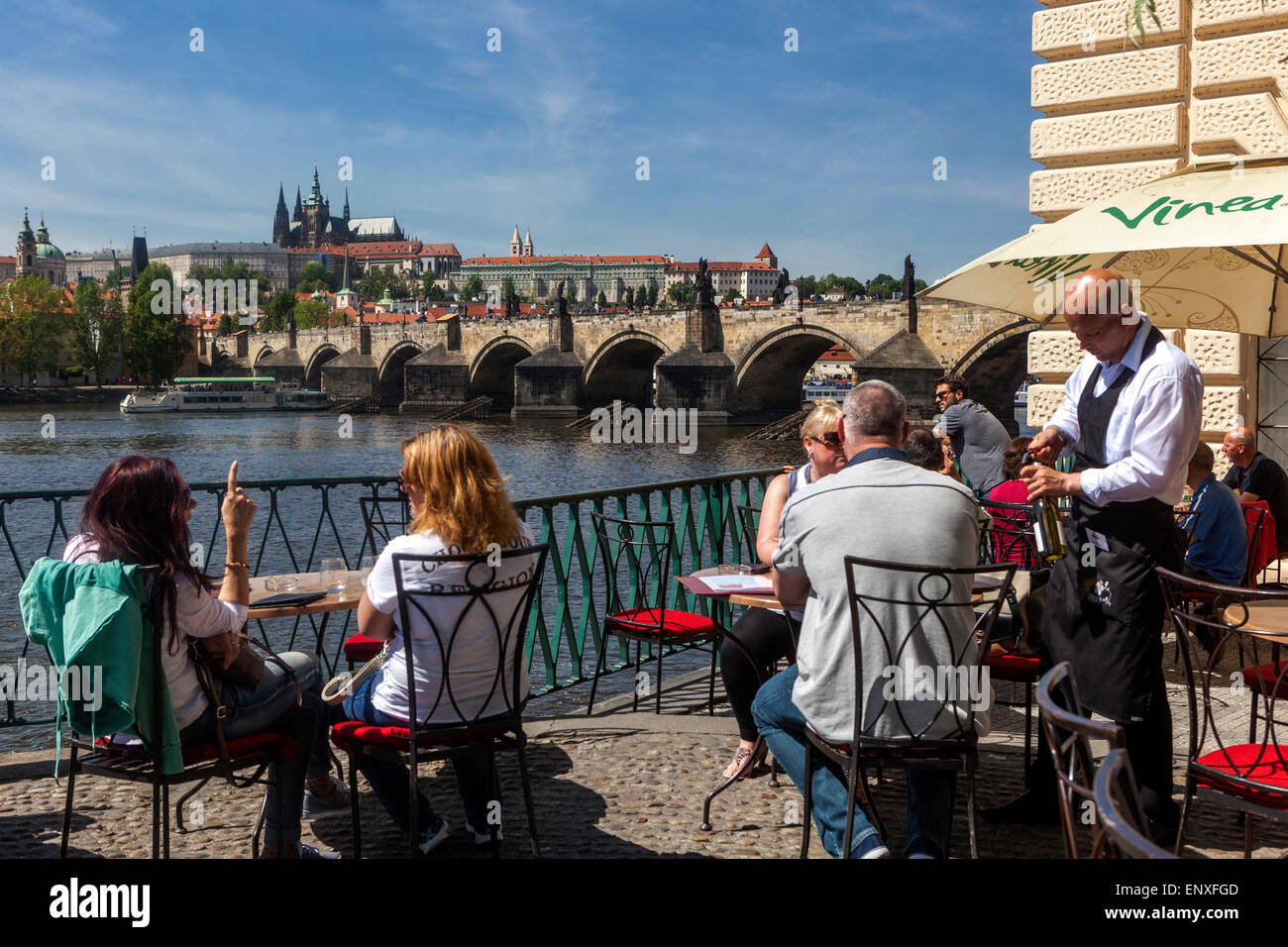 Prag Cafe Ansicht Menschen Touristen Prag Panorama Prager Burg Charles Brücke Moldau Fluss Tschechische Republik Wahrzeichen Stockfoto