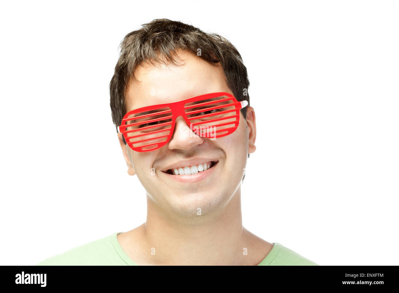 lächelnde Männer in rote Sonnenbrille isoliert auf weiss Stockfoto