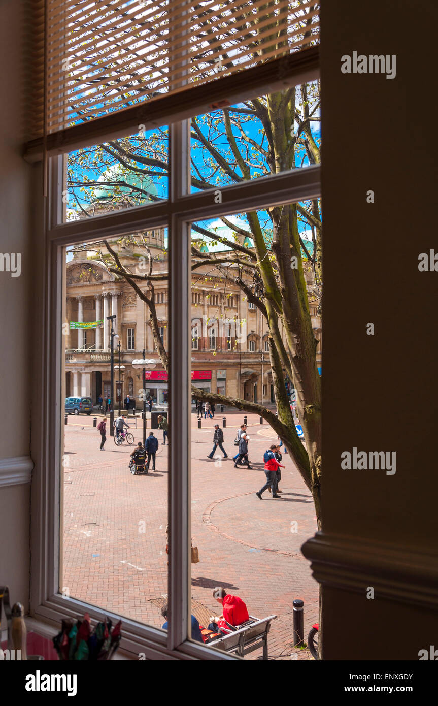 Ansicht von Queen Victoria Square in Kingston upon Hull UK durch Restaurant Fenster Stockfoto