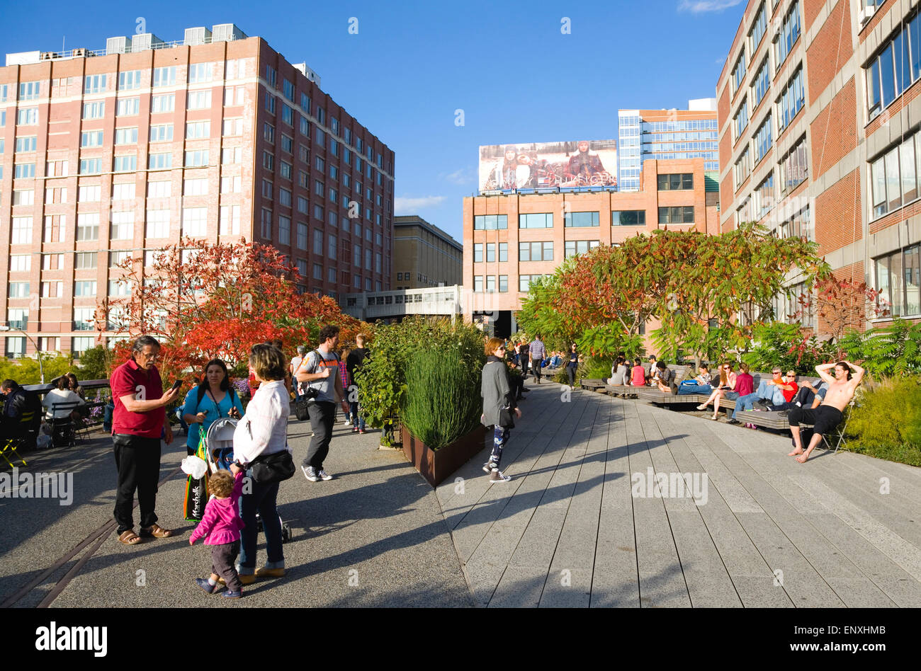 USA, New York, Manhattan, Menschen zu Fuß auf einem Pfad neben Pflanzen in herbstlichen Farben auf dem Sonnendeck zu Chelsea Markt Passage auf der High Line linear Park auf einem stillgelegten erhöhte Eisenbahn Sporn führt die West Side-Linie genannt. Stockfoto