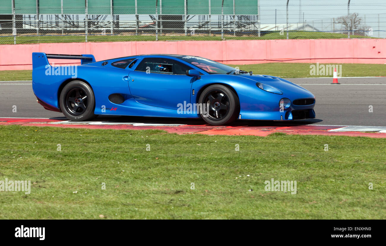 Jaguar XJ220 Rennwagen vorbereitet durch Don Law, Nieren tagsüber Silverstone Classic Media gehen. Stockfoto