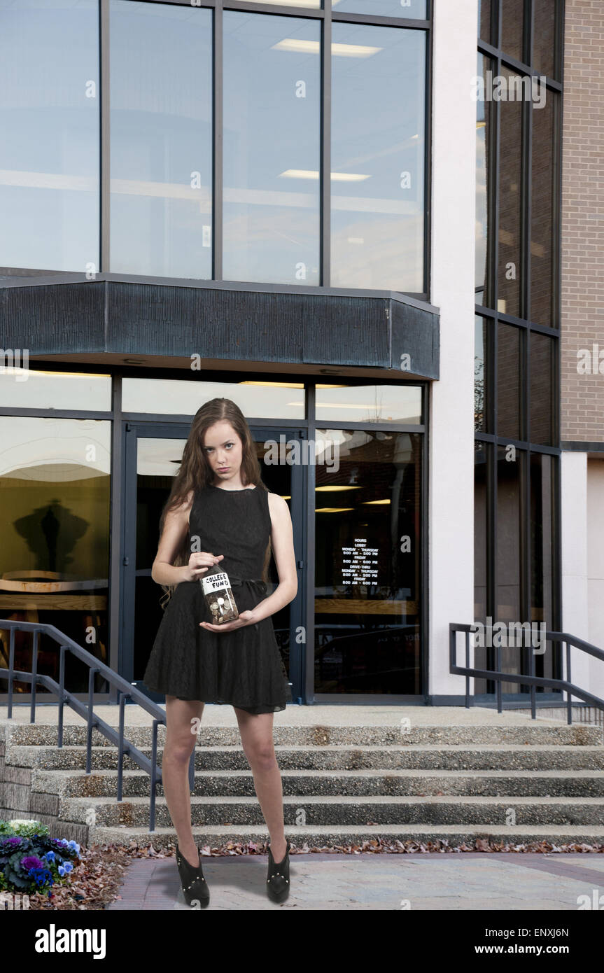 Frau mit ihrem College Fund Stockfoto