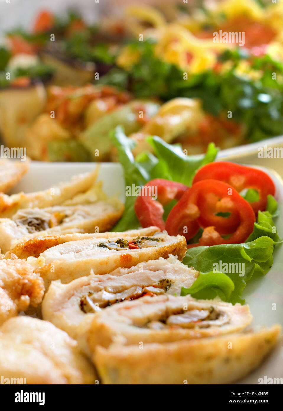 Vorspeise von Fleisch mit Salat, Paprika und Gemüse Stockfoto