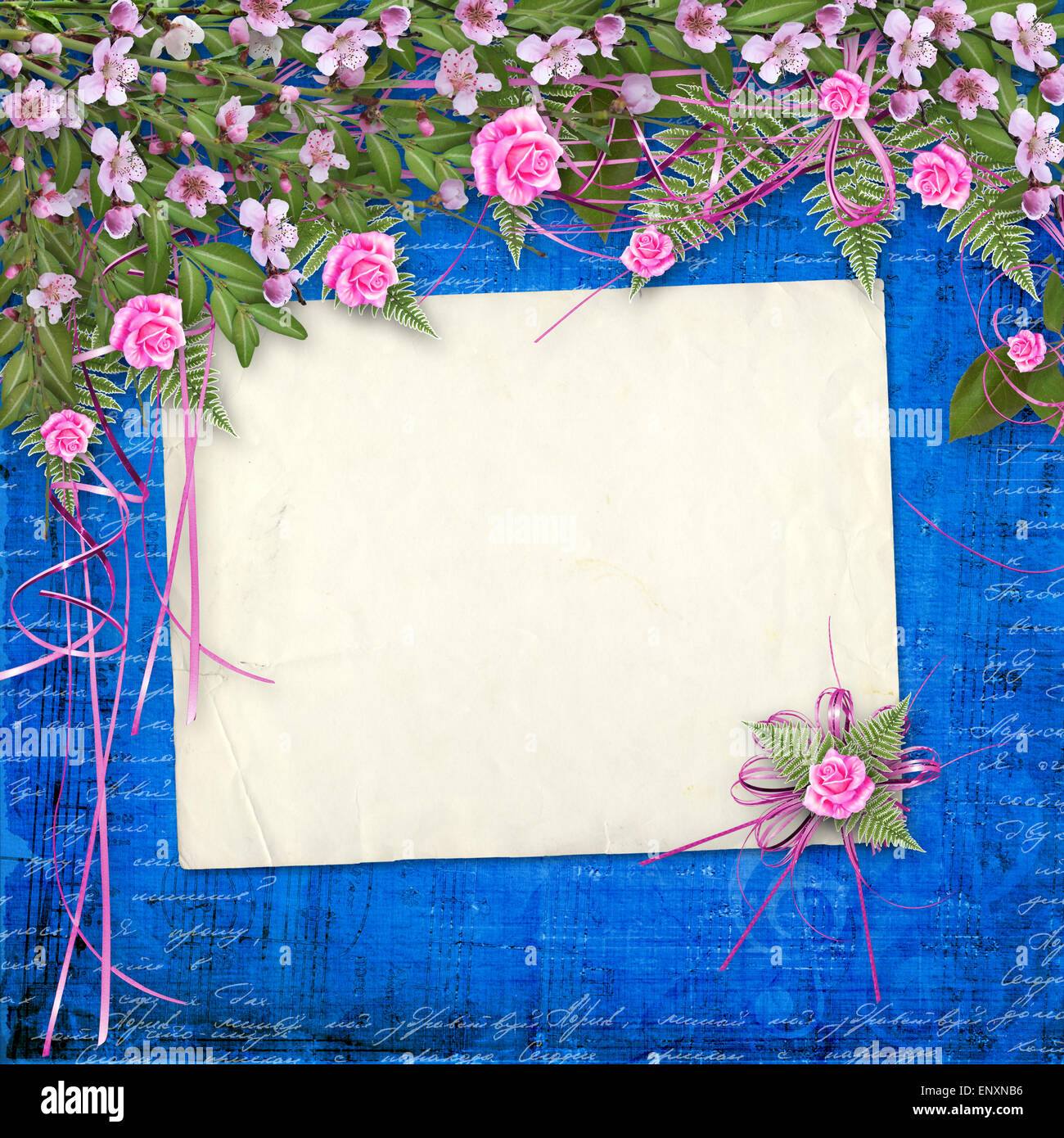 Schreiben von abstrakten Hintergrund mit Papier und schönen Blumenstrauß Stockfoto