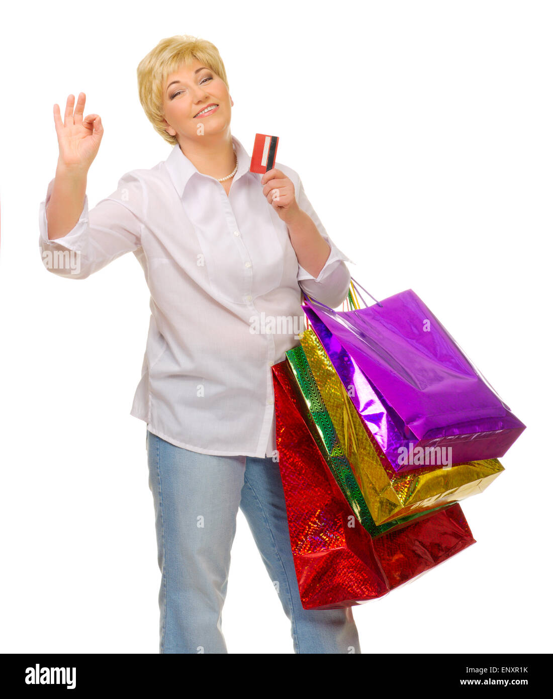 Ältere Frau mit Taschen und Kreditkarte isoliert Stockfoto