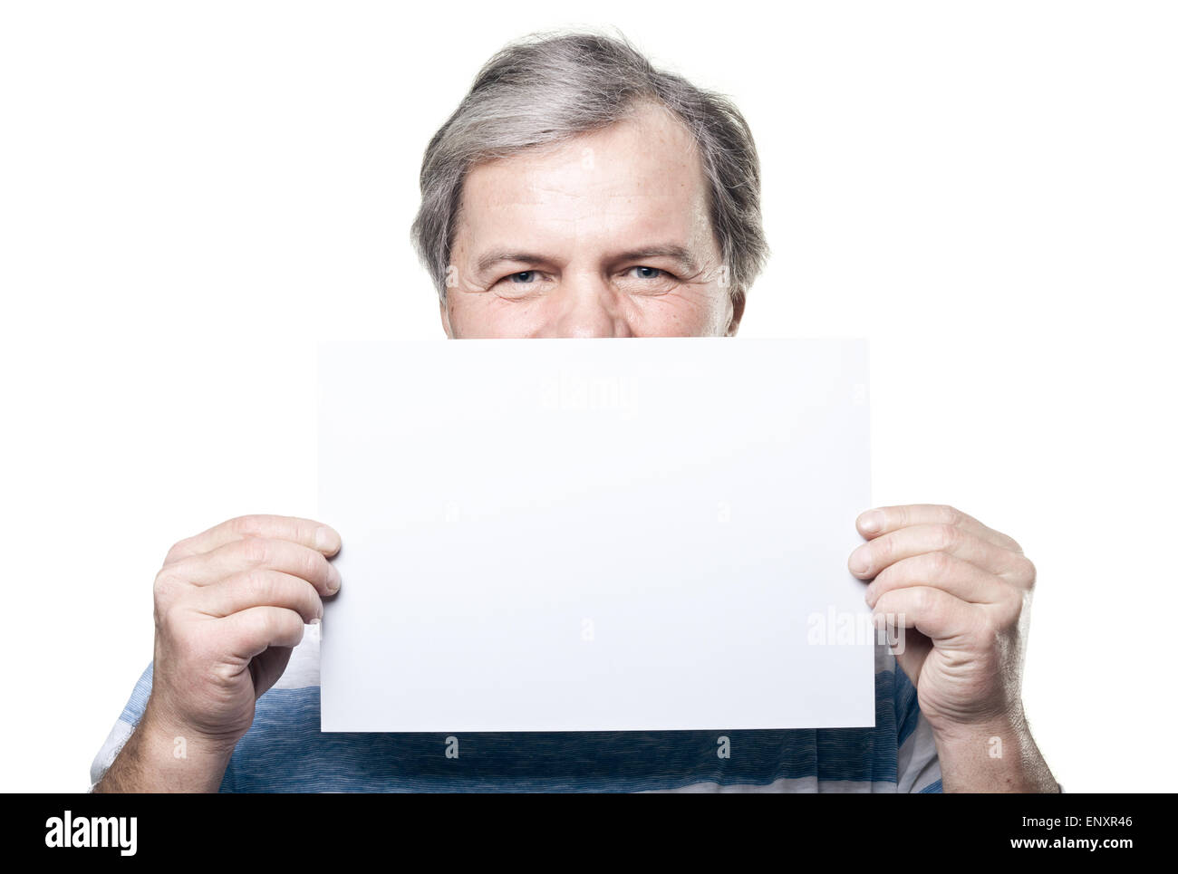 reifer Mann hält eine leere Plakatwand isoliert Stockfoto