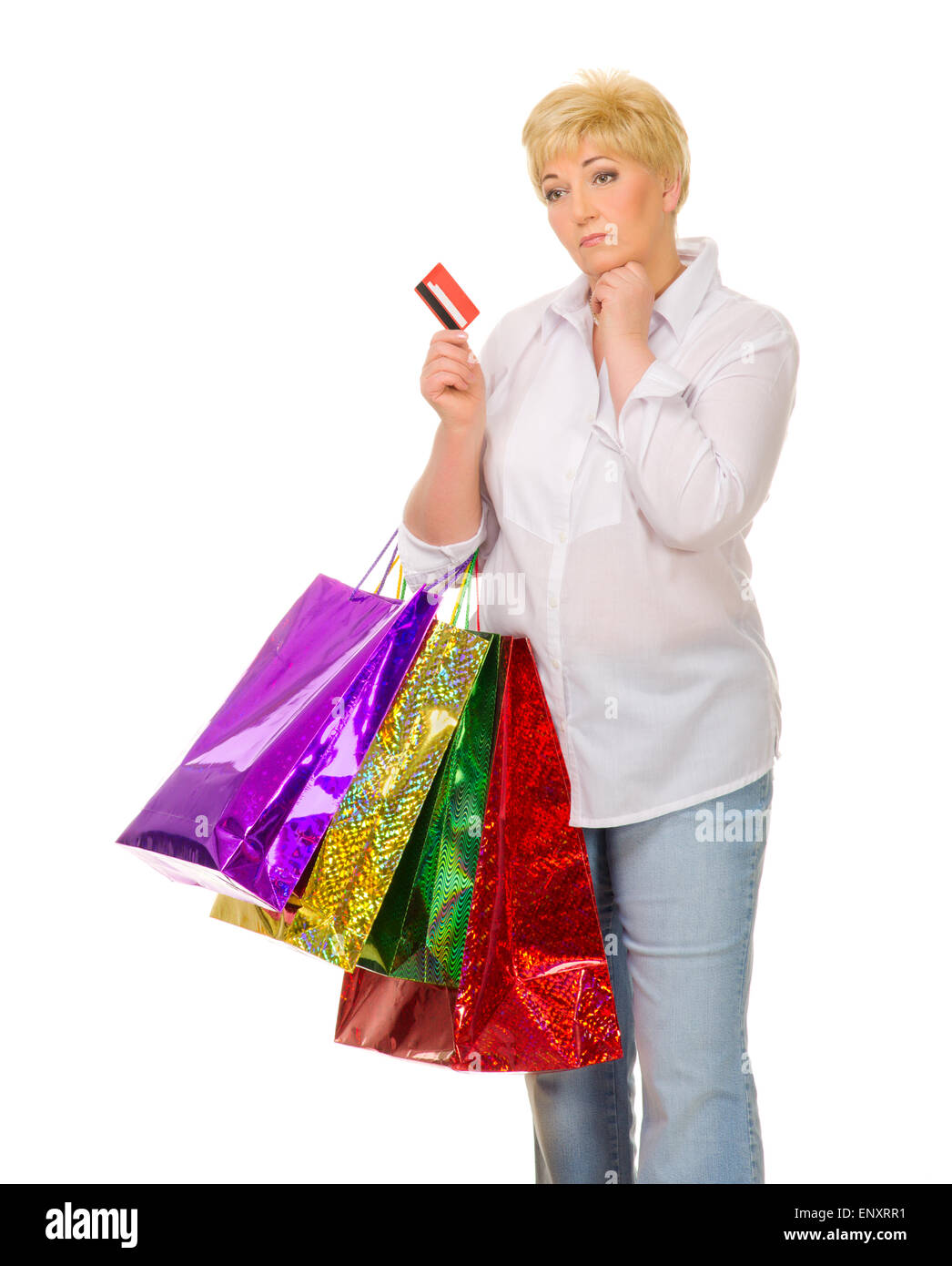 Ältere Frau mit Taschen und Kreditkarte isoliert Stockfoto